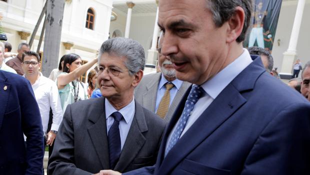 Henry Ramos Allup, presidente de la Asamblea Nacional, saluda al expresidente Zapatero en una vivista anterior a Caracas, el pasado mes de mayo