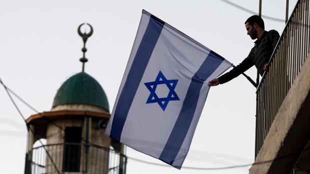 La bandera de Israel, el país ante cuya embajada en Londres se ha encontrado un vehículo sospechoso este miércolesS