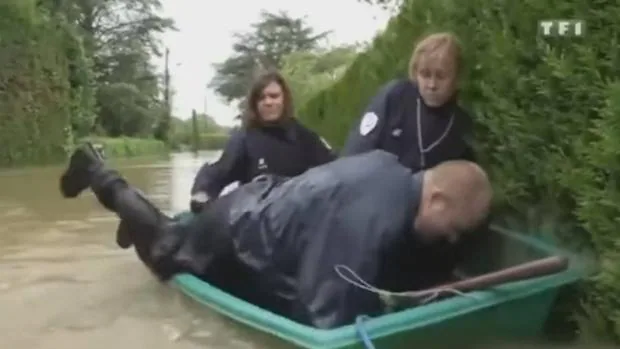 El ridículo vídeo de unos policías franceses durante las inundaciones