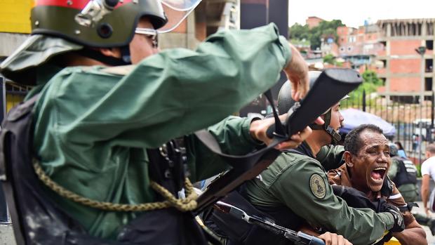 Choque entre la Guardia Nacional y manifestantes contra la escasez que padece Venezuela, este miércoles en Caracas