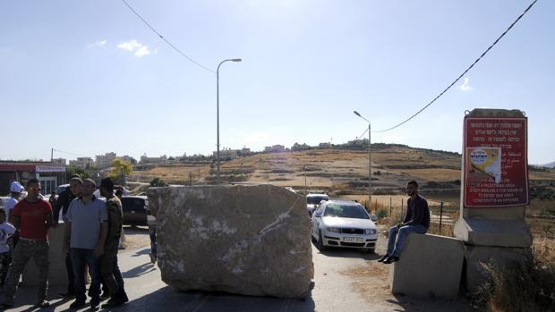 Autoridades israelíes cortan el acceso a la ciudad de Yatta (Cisjordania), de donde son originarios los atacantes del atentado del pasado miércoles en Tel Aviv