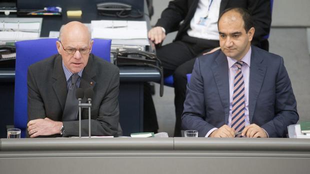 El presidente del Bundestag, Norbert Lammert, habla al inicio de una reunión sobre la resolución de Armenia al lado de otro miembro del Parlamento