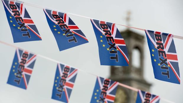 Banderines de apoyo al «Brexit» ayer en Londres