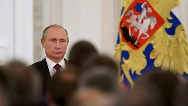 El presidente ruso, vladimir Putin, escucha el himno nacional en una ceremonia en el Kremlin este martes