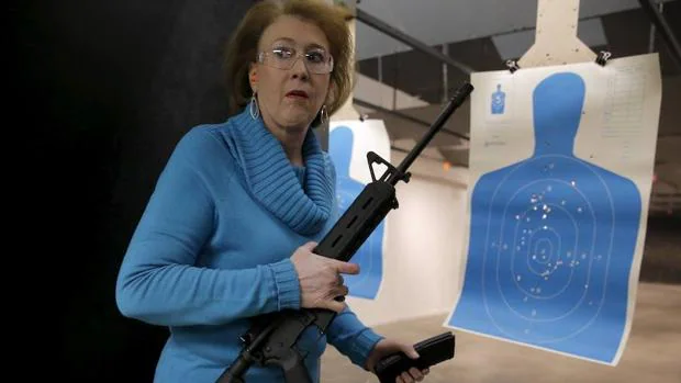 La mujer de un político republicano sostiene un rifle AR-15