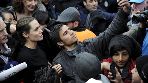 Un refugiado se hace un selfie con la actriz