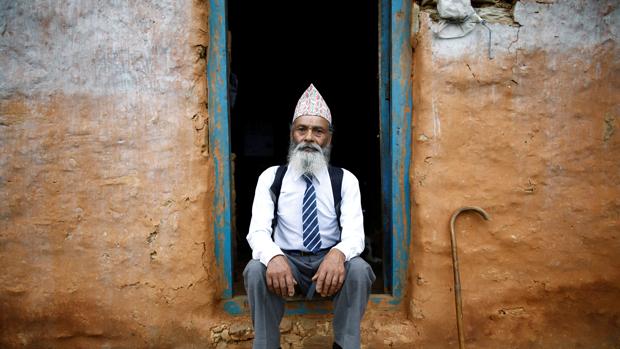 El alumno nepalí de 68 años que demuestra que nunca es demasiado tarde para aprender