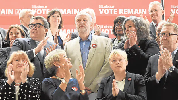 Corbyn posa con sindicalistas tras su discurso a favor de la permanencia, con el pin del «In» bien visible