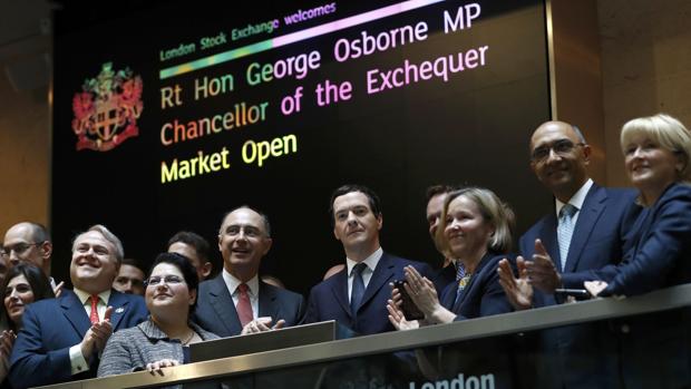 El ministro de Economía, George Osborne (c), durante la ceremonia de apertura del mercado de Londres este jueves