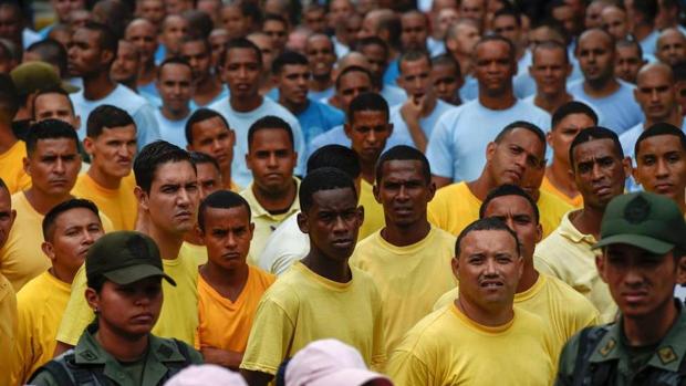 Imagen de un grupo de presos escoltados por la Guardia Nacional Bolivariana