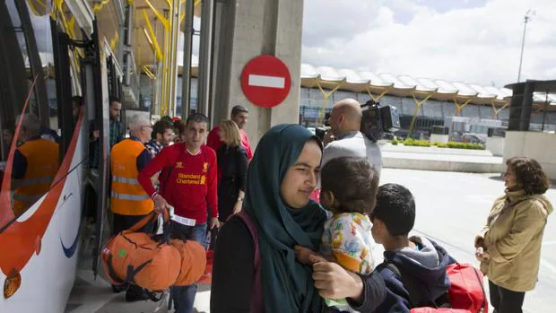 Imagen de un grupo de refugiados en el Aeropuerto de Madrid-Barajas