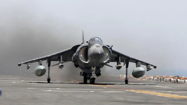 Un avión Harrier II se prepara para bombardear posiciones de Daesh este viernes