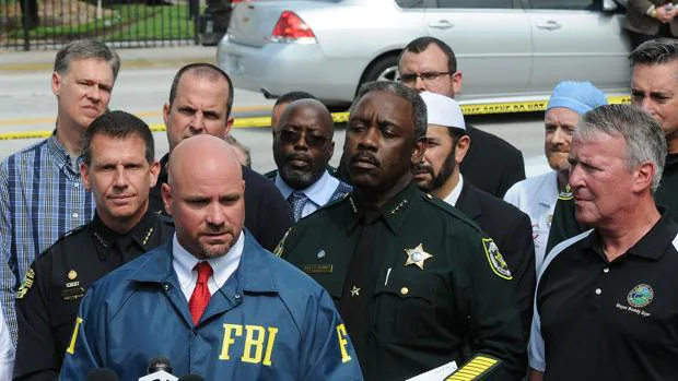 El agente del FBI Ron Hopper habla a la prensa tras la matanza de Orlando el 12 de Junio.