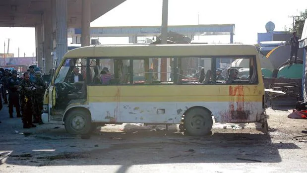 El autobús afectado por el ataque suicida en Kabul