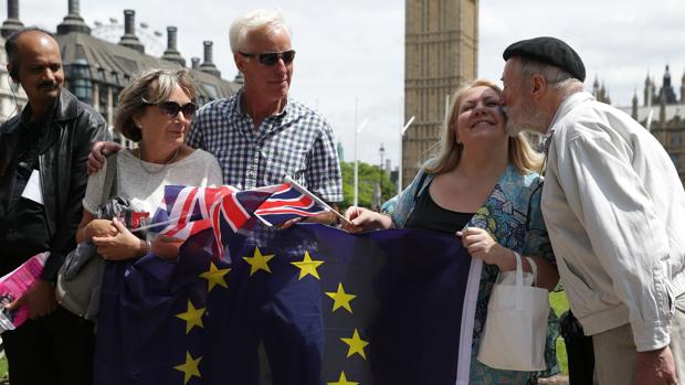 Partidarios de la permanencia del Reino Unido en la UE ondean las banderas británica y europea, este domingo junto al Parlamento, en Londres