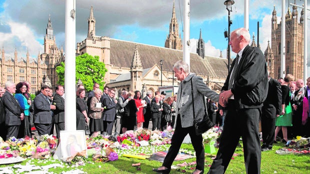 Los padres de Jo Cox, durante su homenaje