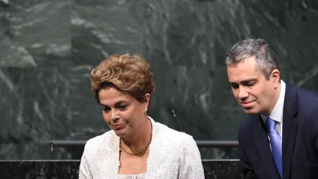 Dilma Rouseff aplaude tras firmar el Acuerdo de París el pasadomes de Abril en Nueva York