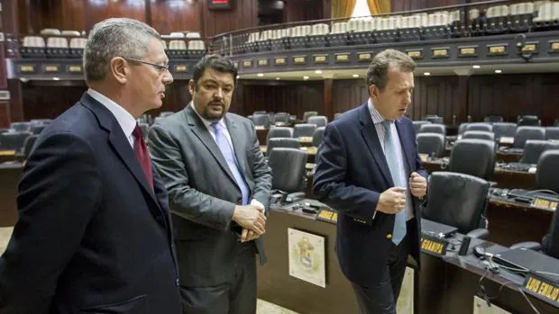 El exministro español de Justicia Alberto Ruiz Gallardón (d) y el abogado Javier Cremades (i) visitan el hemiciclo de sesiones de la Asamblea Nacional