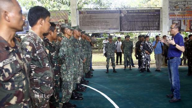 El presidente filipino, Benigno Aquino, se dirige los militares acuartelados en la isla de Joló