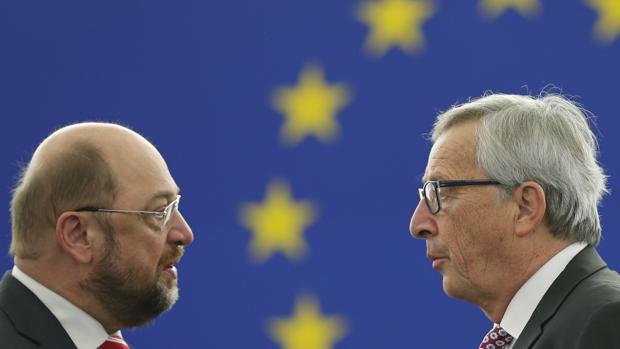 El presidente del Parlamento Europeo Schulz (izquierda) y el presidente de la Comisión Europea Juncker (derecha) en una foto de archivo