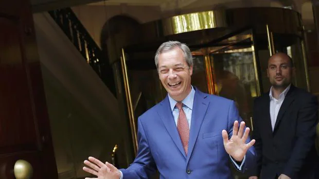 Farage, exultante, saluda hoy a la prensa en Londres