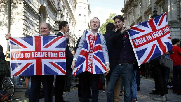 Partidarios de la salida de Reino Unido de la UE salen a la calle a celebrar la victoria del Brexit