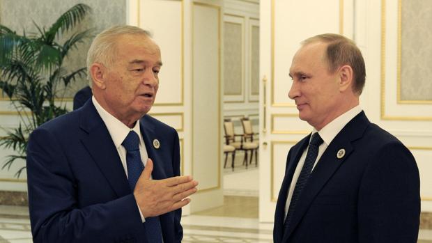 Putin (derecha) conversa con su compatriota de Uzbekistán Islam Karimoayer durante la cumbre de la SCO