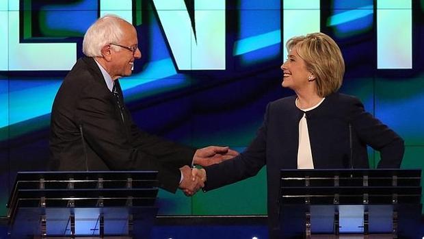 Bernie Sanders estrecha la mano a Hillary Clinton