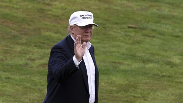 Trump saluda a su llegada al resort de lujo que va a inaugurar en Escocia