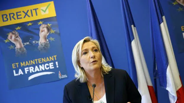 Marine Le Pen, líder del ultraderechista Frente Nacional, ofreció una rueda de prensa este viernes en Nanterre (Francia) para valorar el resultado del referéndum en el Reino Unido