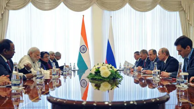 El presidente ruso, Vladimir Putin, y el primer ministro indio, Narendra Modi, durante su reunión en el marco de la cumbre de la Organización de Cooperación de Shanghai (OCS), celebrada en Taskent