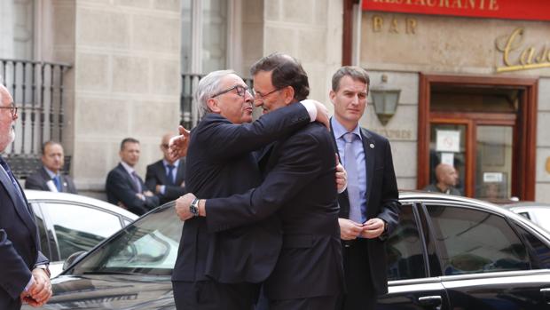 Juncker abraza a Rajoy en Madrid el pasado mes de octubre