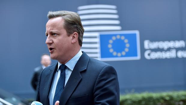 Cameron se dirige ante la prensa antes de la reunión hoy del Consejo Europeo en Bruselas