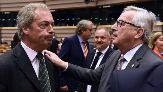 Nigel Farage, líder del partido eurófobo UKIP, junto al presidente de la Comisión Europea, Jean-Claude Juncker