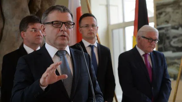 Lubomír Zaoralek, el ministro de Exteriores checo, habla ante sus homólogos eslovaco, húngaro y alemán