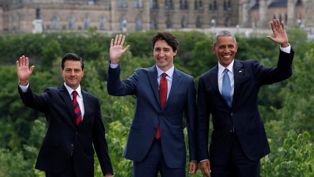 Peña Nieto (Izquierda), Trudeau (centro) y Obama (derecha) saludan el miércoles en la Cumbre de Líderes de Norteamérica en Ottawa, Canadá