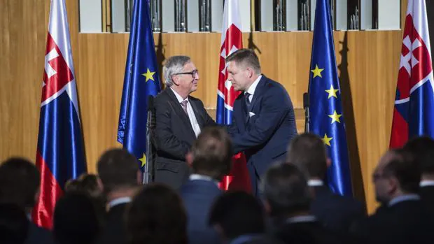 El presidente de la Comisión, Jean-Claude Juncker, y el primer ministro eslovaco, Robert Fico, se encuentran en Brattislava