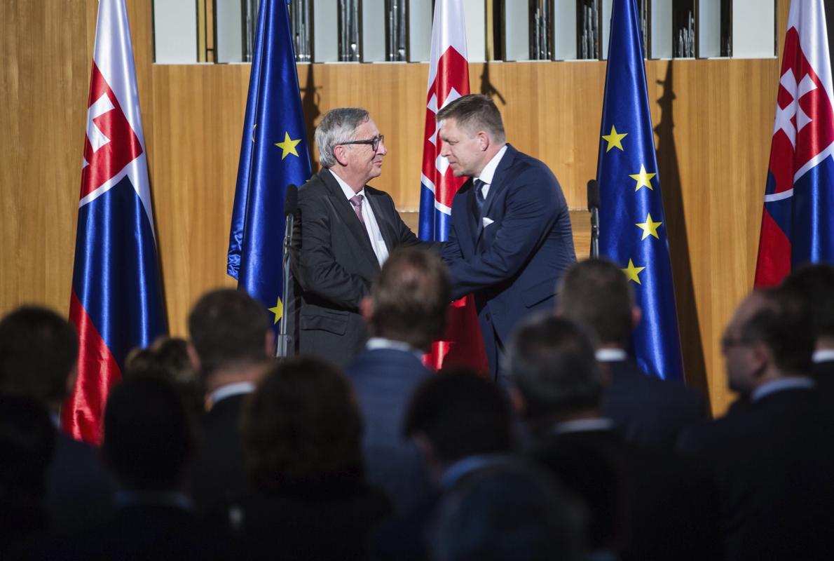 El presidente de la Comisión Europea, Jean-Claude Juncker (i) es recibido por el primer ministro eslovaco Robert Fico (d) en el castillo de Bratislava, Eslovaquia