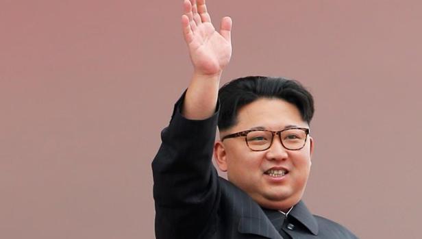 Kim Jong-un saluda en un desfile en Pyongyang