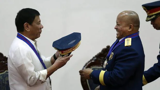 El presidente filipino, Rodrigo Duterte, nombra al nuevo jefe de la Policía Nacional de Filipinas, Ronald Dela Rosa