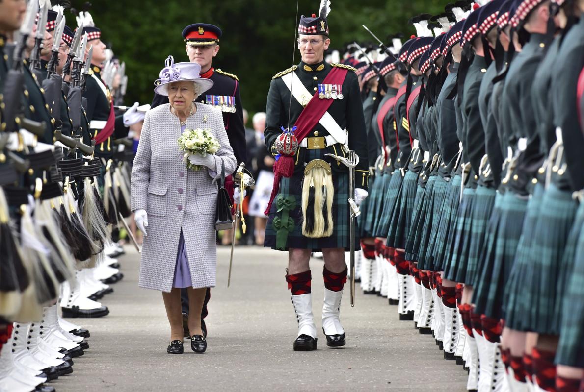 La reina Isabel II de Inglaterra pasa revista a la guardia de honor durante la ceremonia de las llaves celebrada en el palacio de Holyrood de Edimburgo