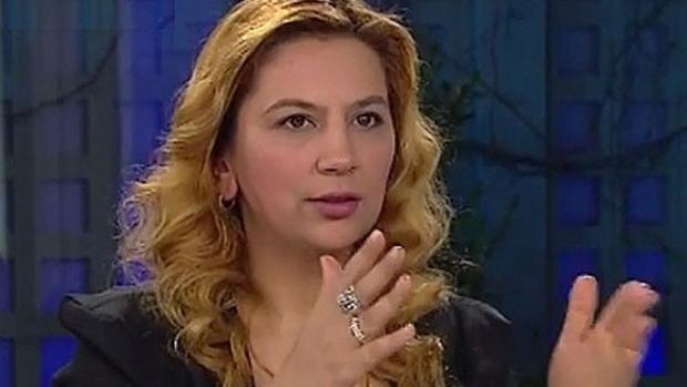 Arzu Yildiz, reportera del portal de noticias «Haberdar», que ha perdido la custodia de sus hijos
