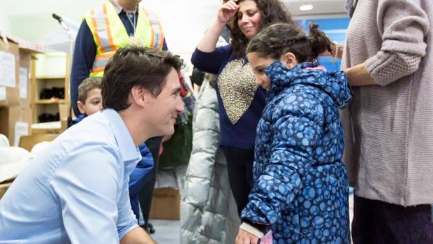 El primer ministro de Canadá, Justin Trudeau, da la bienvenida a refugiados sirios el pasado diciembre