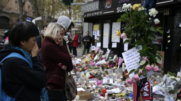 Parisinos rinden tributo a las víctimas del atentado yihadista en París del pasado noviembre