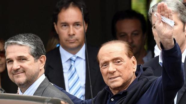 Silvio Berlusconi, a la salida del hospital tras su operación de corazón