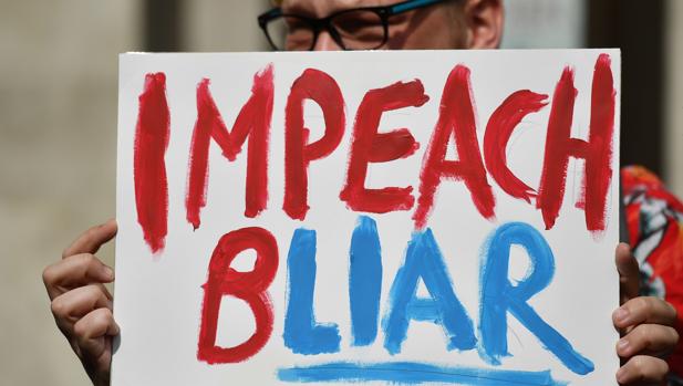 Un manifestante sujeta un cartel donde acusa a Blair de ser un mentiroso