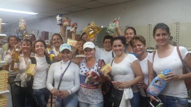 Varias mujeres venezolanas posan con las previsiones obtenidas en Colombia tras saltarse la frontera