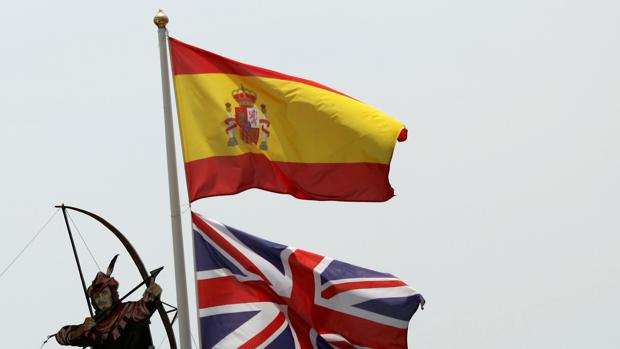 Las banderas española y británica ondean en la terraza de un restaurante de Estepona (Málaga) después de que ganase el Brexit