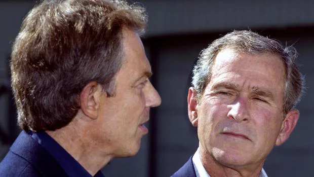 El ex presidente de Estados Unidos, George Bush, mira al antiguo primer ministro británico, Tony Blair, durante su encuentro en Maryland en septiembre de 2002