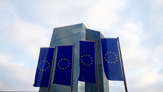 Las banderas de la Unión Europea ondean a las afueras de la sede del Banco Central Europeo en Francfort, Alemania